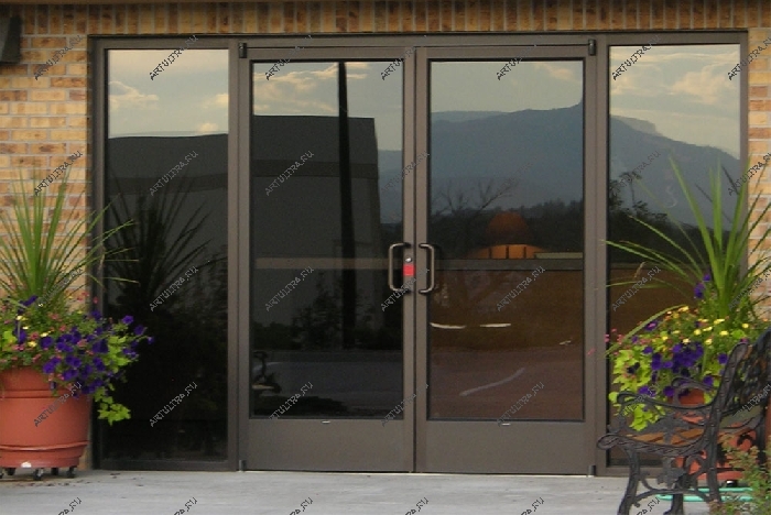 Современные стальные двери в магазин небольшого размера обычно имеют распашную или раздвижную конструкцию