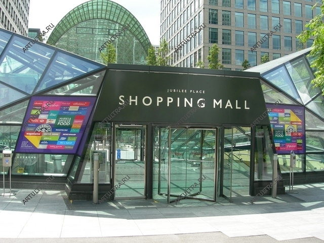Дизайн стальной двери в торговом центре должен соответствовать общему стилю фасада
