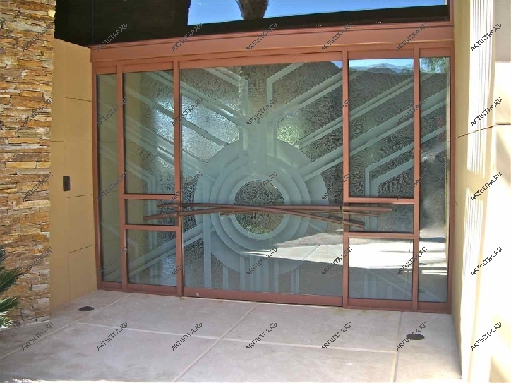 В коттедже можно установить не только дорогую входную дверь, но и даже такую необычную роторную перегородку-ворота из стекла