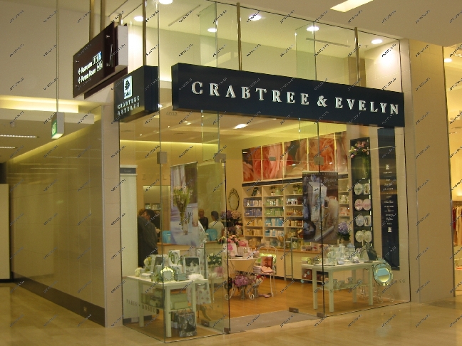 Элитные стеклянные двери часто используют в торговых центрах и дорогих бутиках