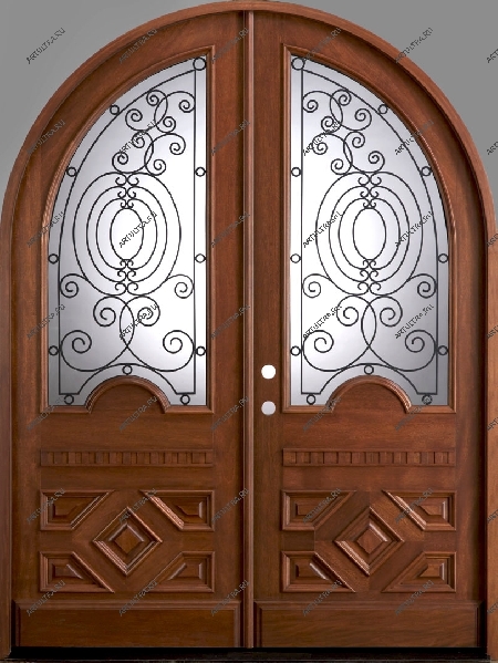 Распашные парадные двери со стеклом могут быть дополнены коваными элементами