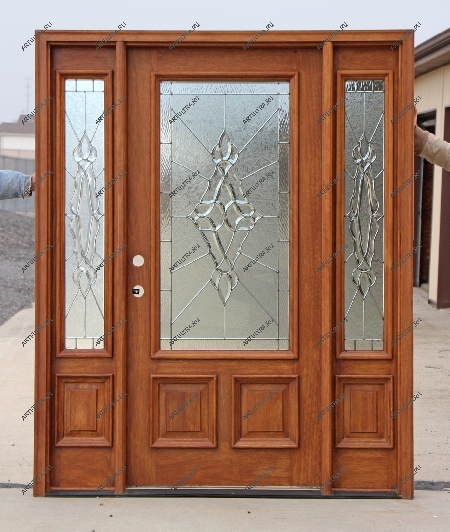 Распашные парадные двери со стеклом могут быть украшены в витражной технике