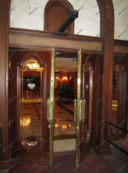 Металлические двери премиум-класса для гостиниц могут быть дополнены деревянными панелями и накладками