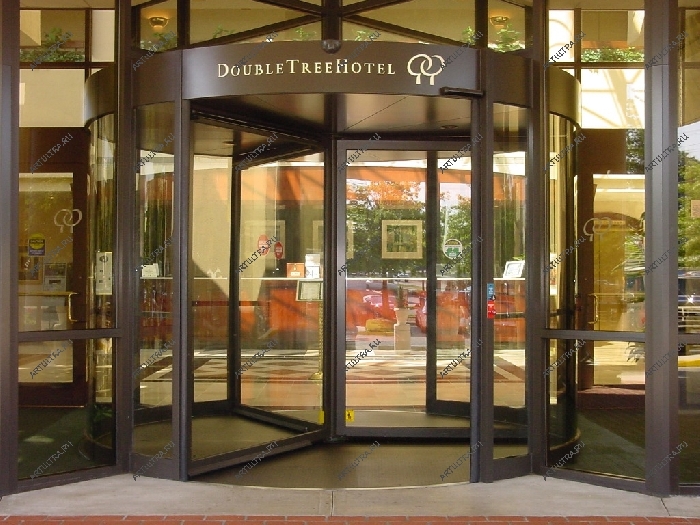 Современные входные двери в гостиницу многообразны, их конструкция выбирается в соответствии с количеством предполагаемых посетителей и из соображений удобства