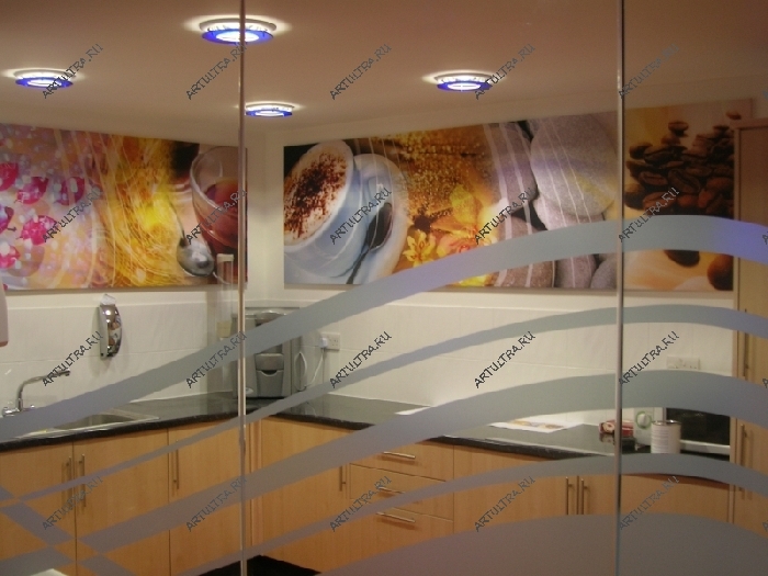 Фотопечать на стекле для кухни может устанавливаться не только между ящиками гарнитура и рабочей зоной