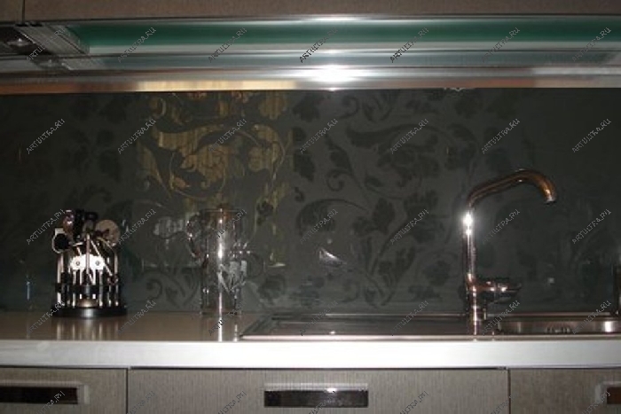 Зеркальный фартук на кухню с пескоструйным узором