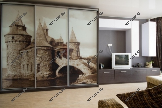 Шкаф купе с фото-рисунком в интерьере гостиной