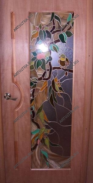 Деревянная межкомнатная дверь с витражом