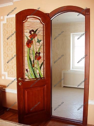 Витражная дверь между комнатами будет являться декоративным элементом сразу двух помещений