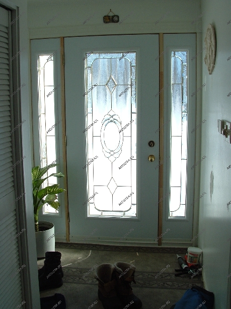 Витражная дверь в прихожей позволяет сформировать яркое первое впечатление о жилище