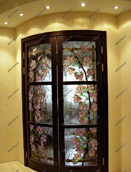 Радиусные витражные двери удобны в эксплуатации и имеют оригинальный внешний вид