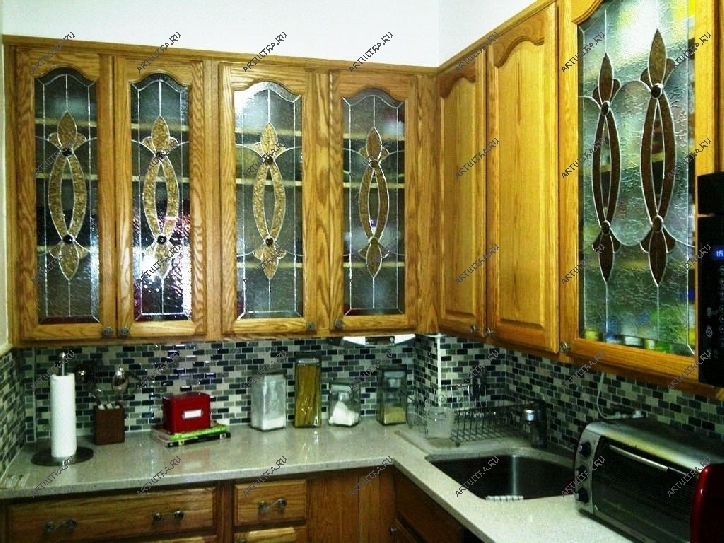 Витражные стекла для кухонных шкафов будут подобраны индивидуально, в соответствии с особенностями интерьера
