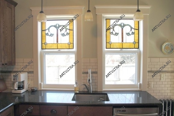 Оригинальное витражное окно на кухне