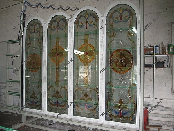 Арочные окна с витражами для церкви