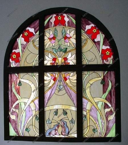 Деревянное арочное окно с витражом