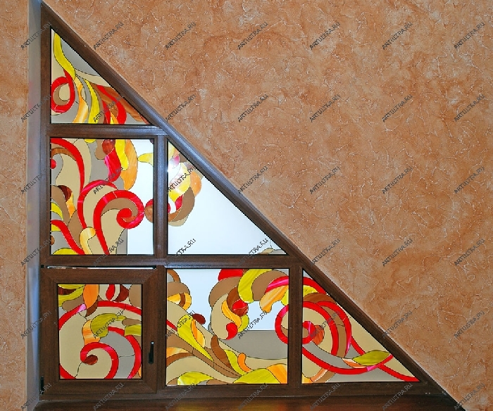 Треугольное окно с расписным витражом