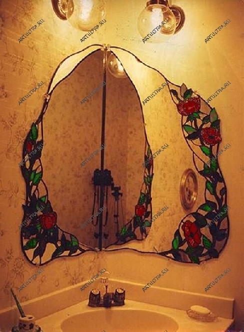 Зеркало с витражом визуально расширит габариты ванной комнаты