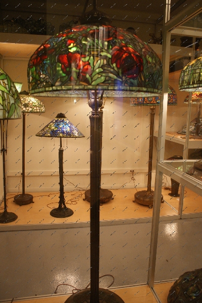 Торшер из цветного стекла, выполненный в технике Тиффани