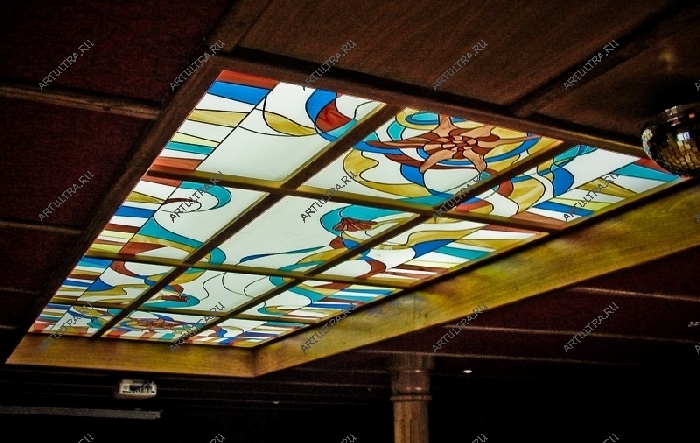 Классический витражный подвесной потолок - интересная деталь интерьера 