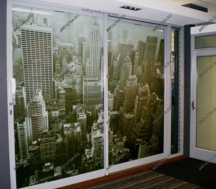 Декорирование створок посредством печати для двери позволяет зрительно увеличить пространство комнаты