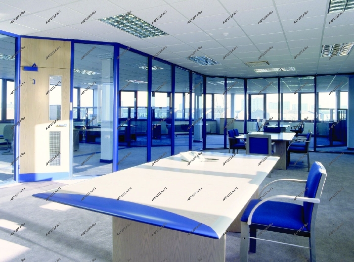 Алюминиевые перегородки с каркасом и стеклом в голубых оттенках прекрасно сочетаются с цветами офисной мебели