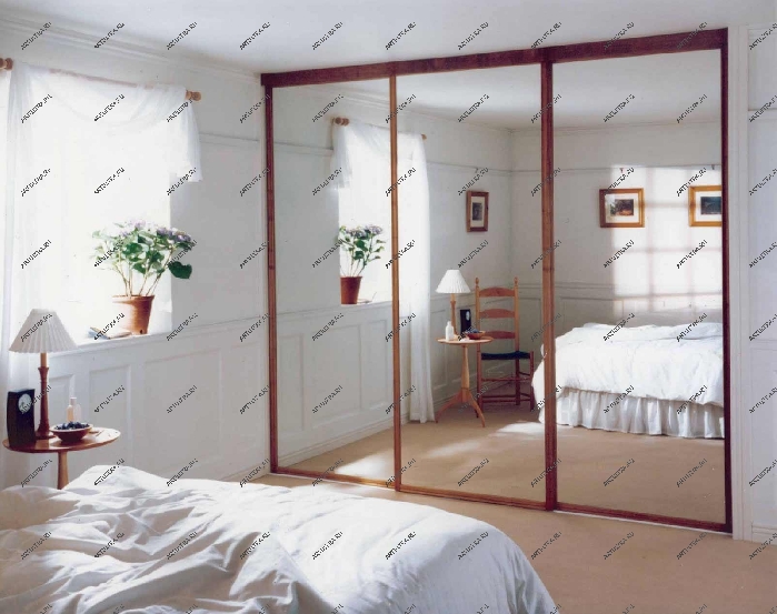 Деревянная перегородка, оформленная зеркалом, подойдет для создания гардеробной комнаты или дополнения спальни