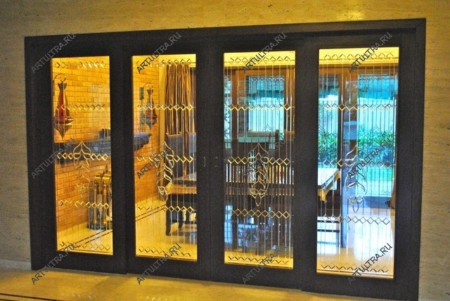 Массивность рамы перегородки для комнаты на фото нивелирует изящный фацетный декор стекла