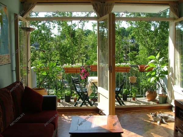 Балконная перегородка способна сделать комнату уютнее, а в летнее время – обеспечить максимум свежего воздуха