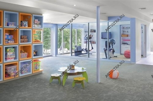 На фото – перегородка, отделяющая детскую игровую зону от домашнего фитнес-зала