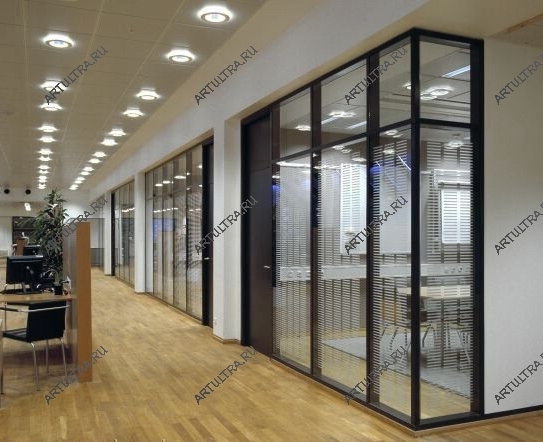 Каркасные офисные перегородки обычно производят из металлического профиля и стекла