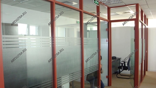 Матовое стекло в перегородке для офиса позволяет сохранить приватность рабочей атмосферы при обеспечении повышенной освещенности