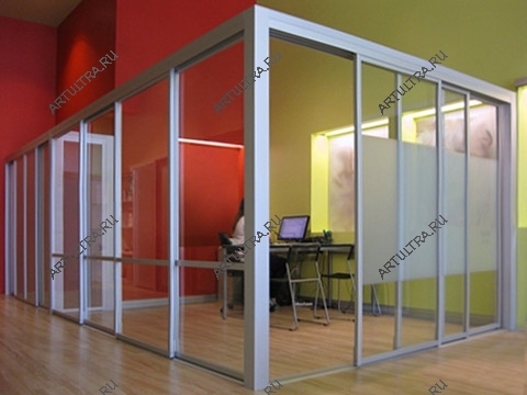 Офисные перегородки и двери формируют удобное рабочее пространство