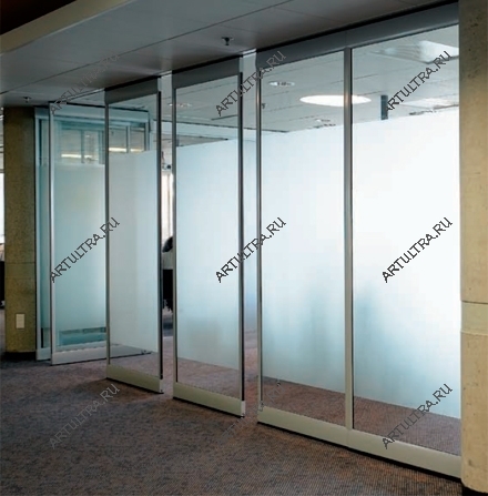 Стоимость офисных дверей и перегородок в большей степени зависит от выбранных материалов и типа конструкции