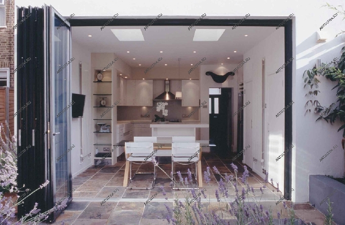 Универсальные раздвижные перегородки в интерьере кухни позволяют ненавязчиво интегрировать летнюю веранду в жилое пространство