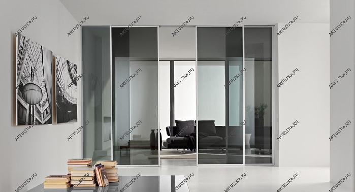Тонированное стекло замечательным образом гармонирует с преобладающими оттенками интерьера