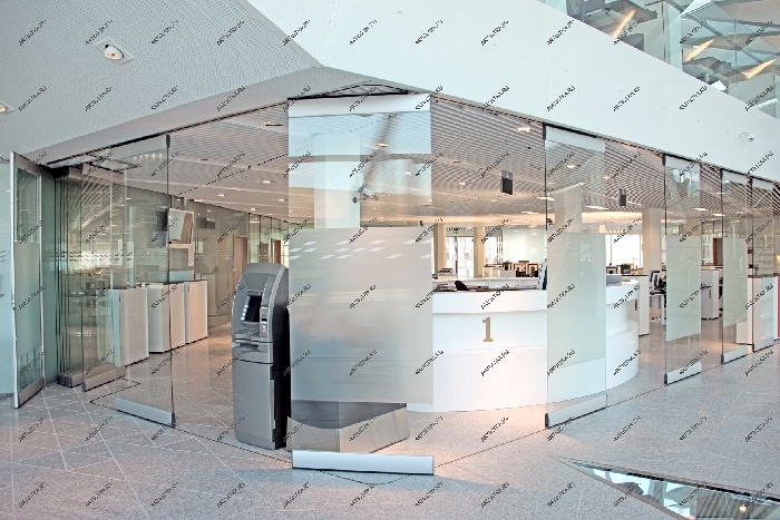 Еще одно применение трансформируемой перегородки: мобильная стеклянная стена для небольшого филиала банка в бизнес-центре