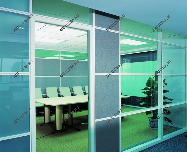 Оттенок стекла офисной перегородки на фото гармонирует с цветовым решением глухих модулей
