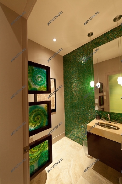 Декоративная перегородка из фьюзинга дополняет мозаичную отделку в ванной