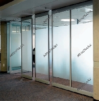  Матовое стекло в перегородках на фото обеспечивает комфортную обстановку в зале для совещаний2