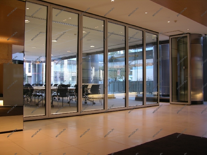 Трансформируемая перегородка с прозрачным стеклом – удачное решение для офиса