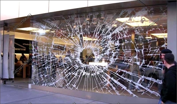 Интересное оформление витрины магазина, имитирующее разбитый триплекс