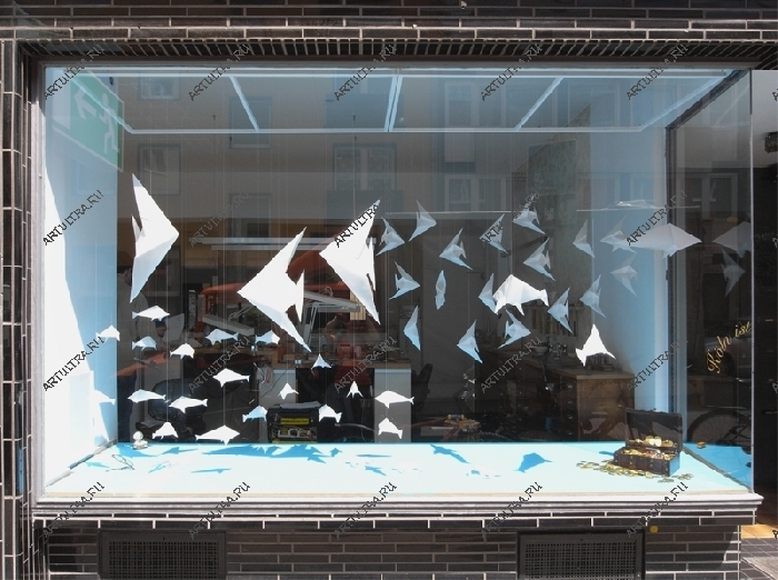 Уличная витрина бутика может быть выполнена из закаленного стекла