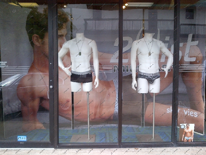 Уличная витрина магазина нижнего белья должна иметь повышенную прочность