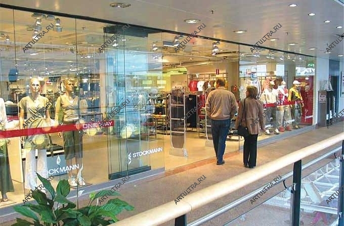 Трансформируемая цельностеклянная витрина магазина одежды