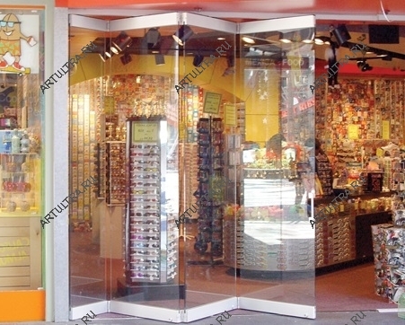 Складные перегородки-витрины подходят для магазинов небольшой площади, поскольку они известны своей компактностью в сложенном виде