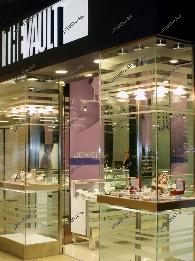 Стационарная цельностеклянная витрина ювелирного магазина – один из оптимальных вариантов представления товара