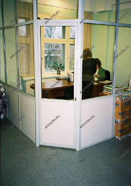  Даже в условиях дефицита пространства Вы можете организовать небольшой кабинет, использовав стеклянную перегородку