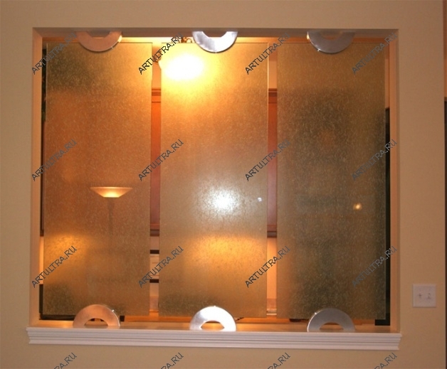 Стационарные стеклянные перегородки, установленные в межкомнатный проем в стене, обычно весьма недороги