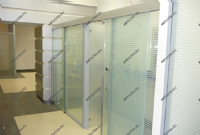 Пример декора стеклянной поверхности алюминиевой офисной перегородки
