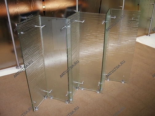 Цельностеклянная ширма-перегородка из рифленого стекла требует минимального количества фурнитуры, при этом оставаясь функциональным и декорирующим элементом офиса